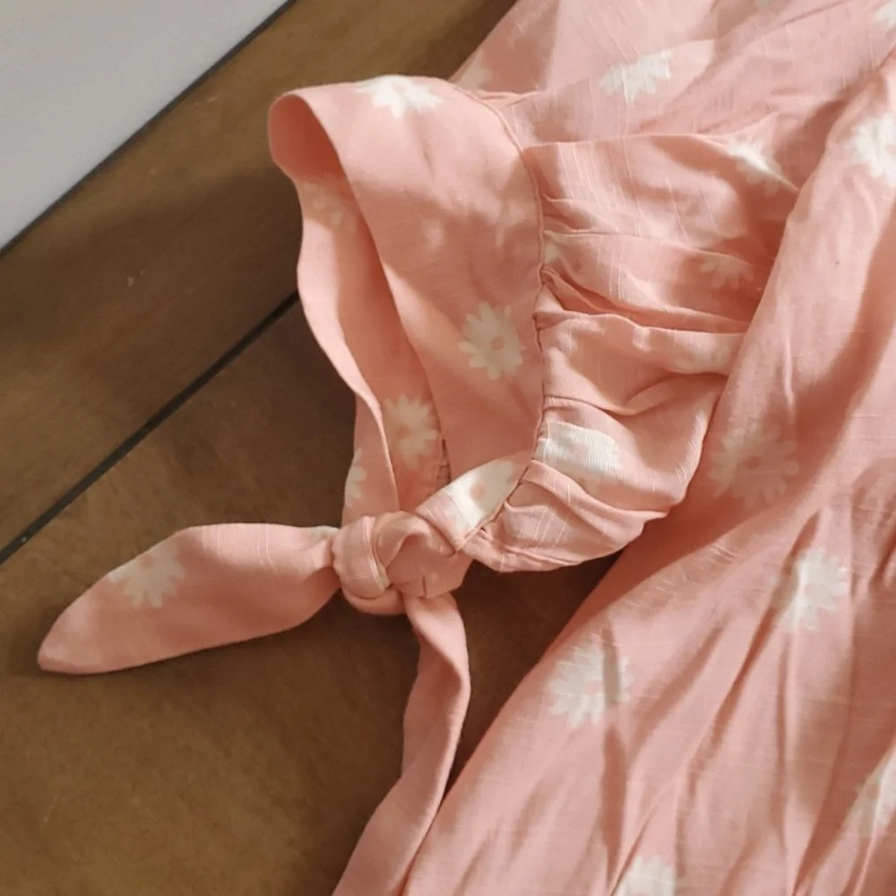 Pink dasiy Lauren Conrad top - Picture 3 of 8